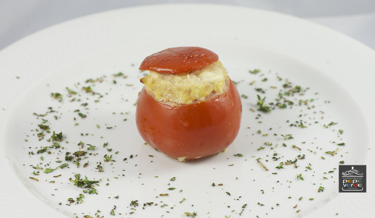 Pomodori rossi con carne e mandorle